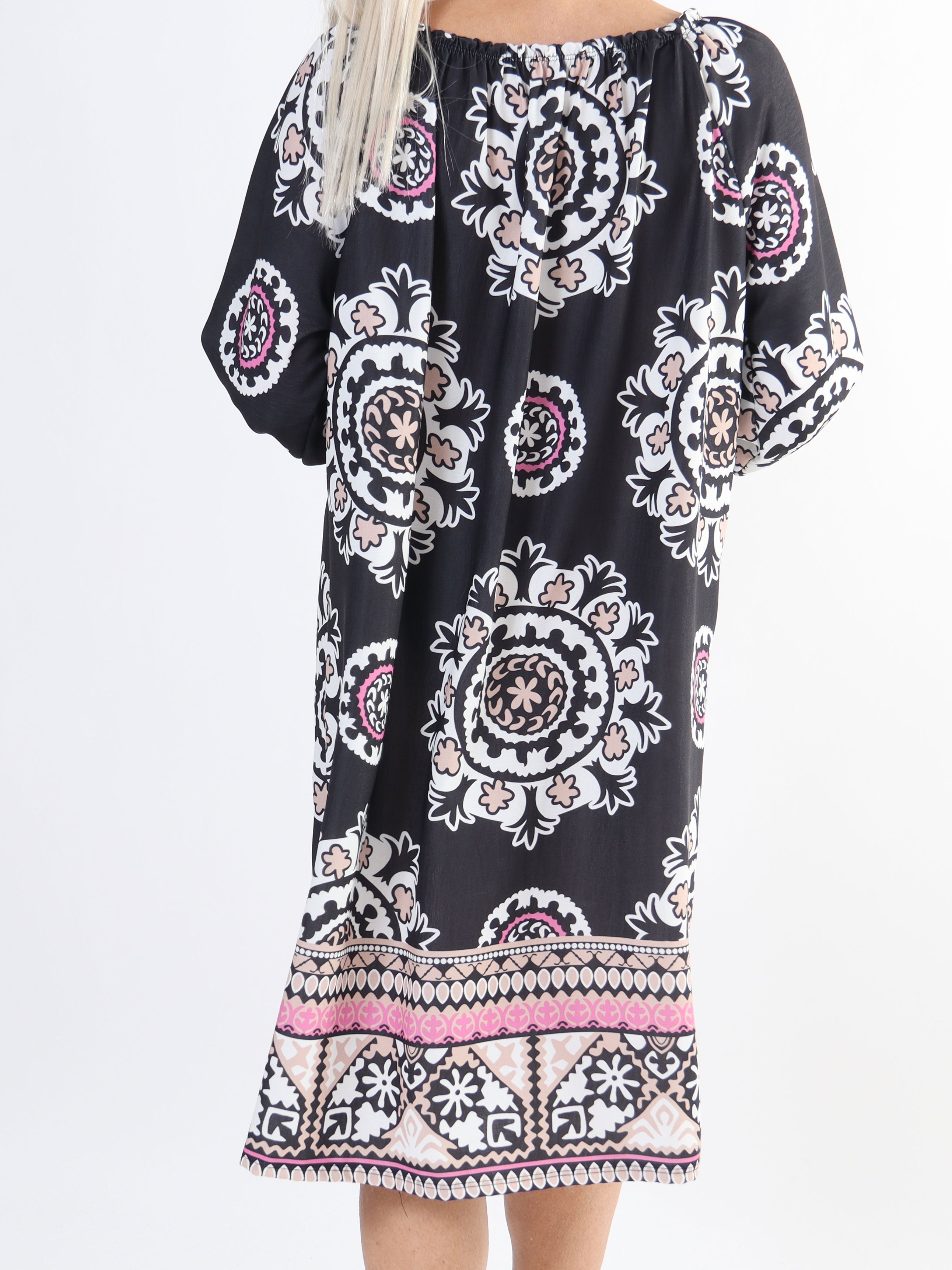 Paulina - Långärmad klänning i plus size med elastisk halsringning